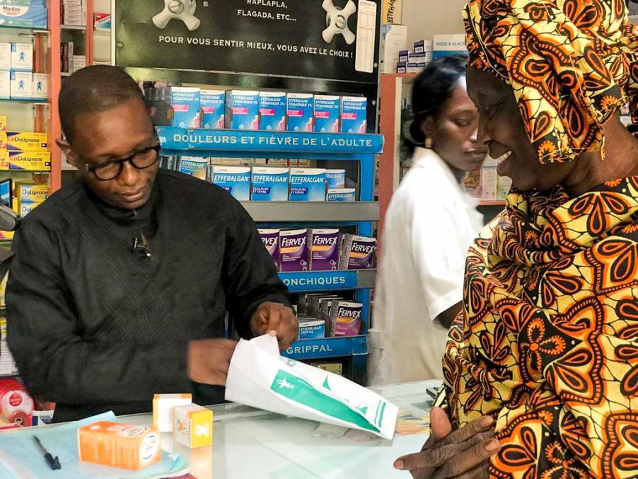 A Jokko Sante Platform user uses her points to get medicine in a partner pharmacy